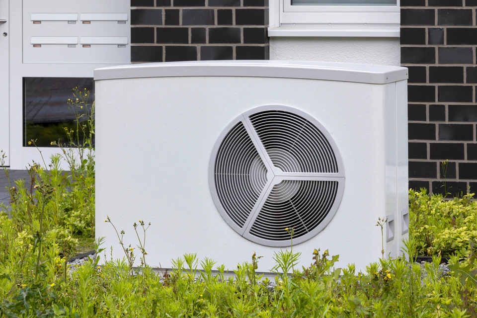 Unité extérieure d'une pompe à chaleur air-eau dans le jardin