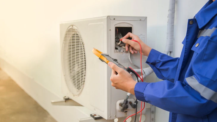 Air conditionné compresseur d'unité extérieure installer à l'extérieur de la maison avec ciel bleu