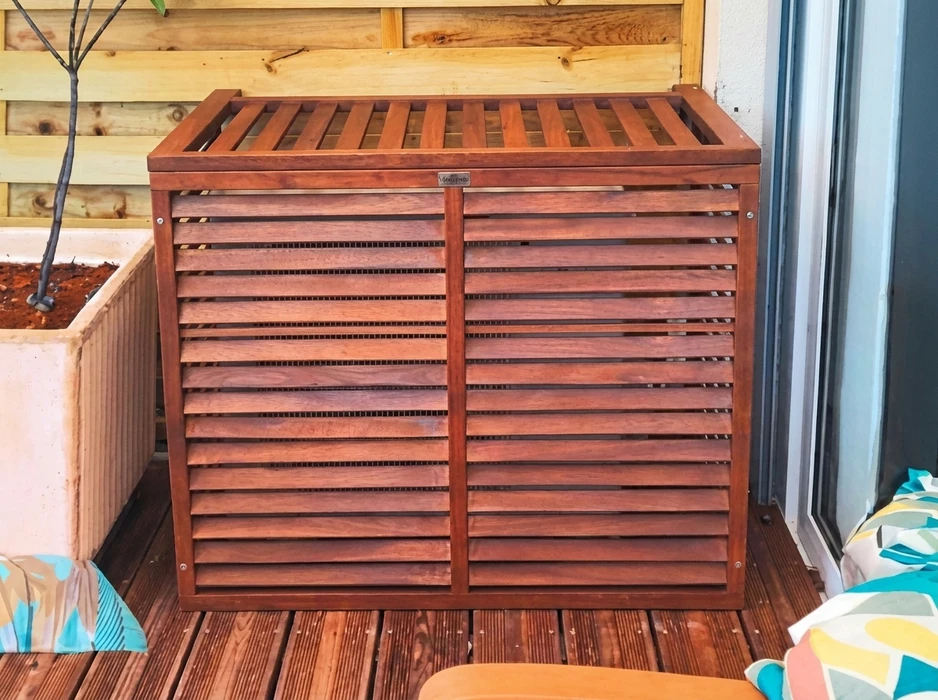 Cache climatiseur extérieur en bois d'acacia huilé, lattes horizontales ventilées, structure double panneau à tasseaux espacés permettant la circulation d'air