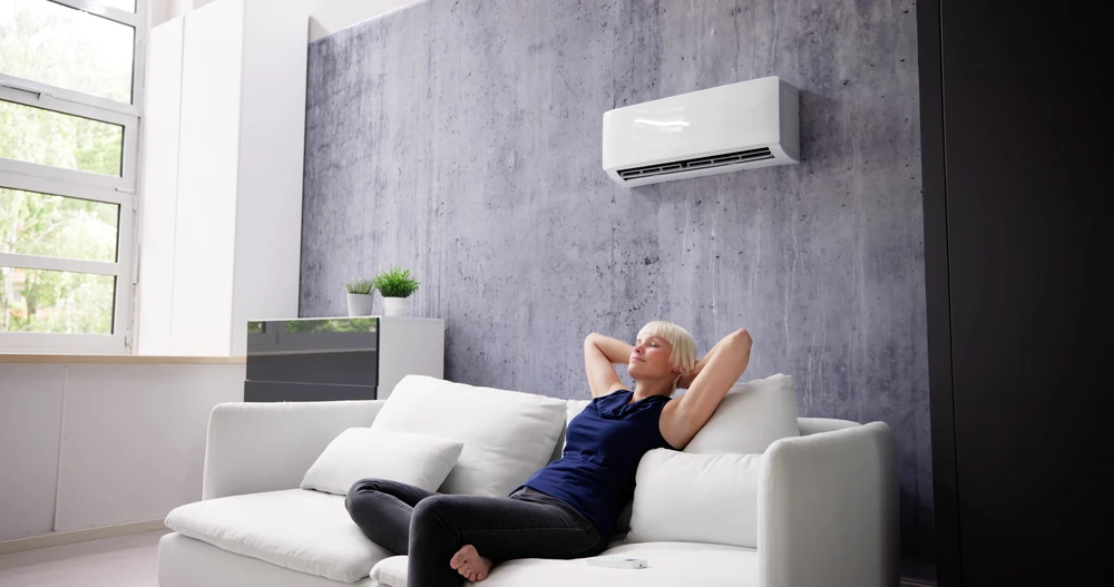 Intérieur résidentiel moderne avec climatiseur mural blanc diffusant de l'air frais