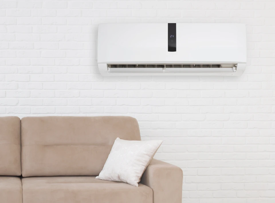 Air conditionné avec écran de température au-dessus d'un canapé dans le salon