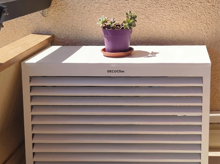 Cache climatiseur extérieur blanc de marque DECOClim, installé sur un balcon