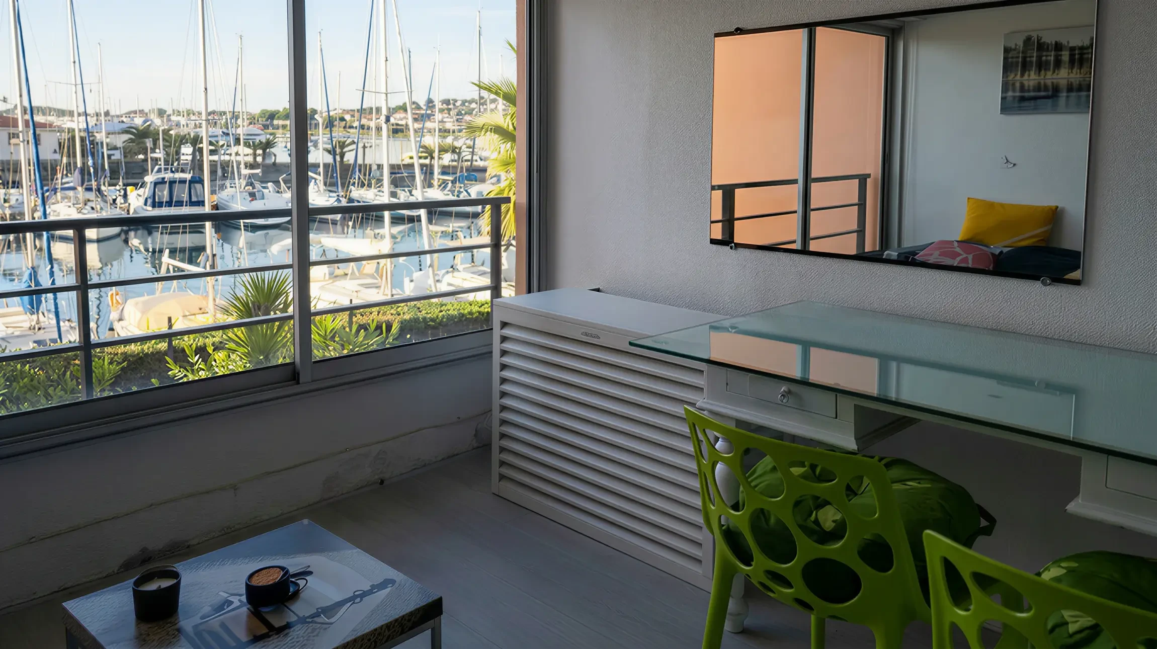 Fa&ccedil;ade ext&eacute;rieure de maison moderne avec unit&eacute; de climatisation install&eacute;e