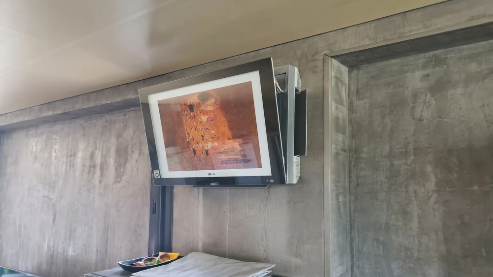Cache climatiseur extérieur blanc de marque DECOClim, installé sur un balcon