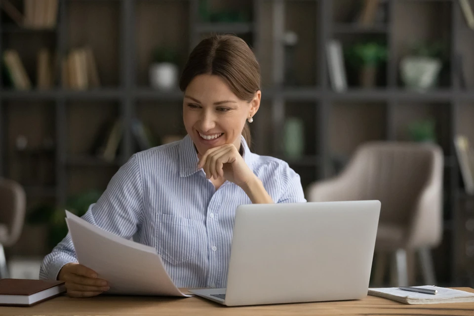 Une personne en costume signe un document contractuel avec un stylo m&eacute;tallique dans un environnement de bureau professionnel